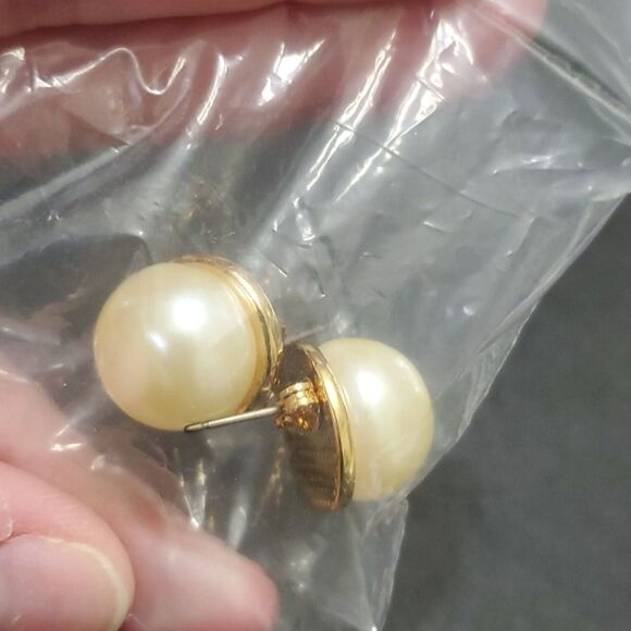 *Sale* Avon gold tone baroque faux pearl earrings - Picture 3 of 7